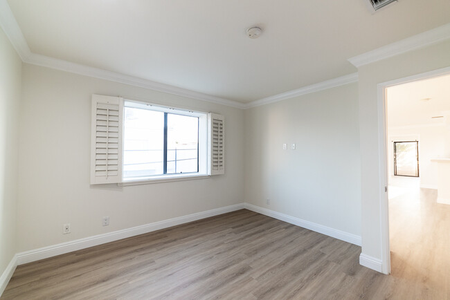 Building Photo - 1510 S Barrington Ave
