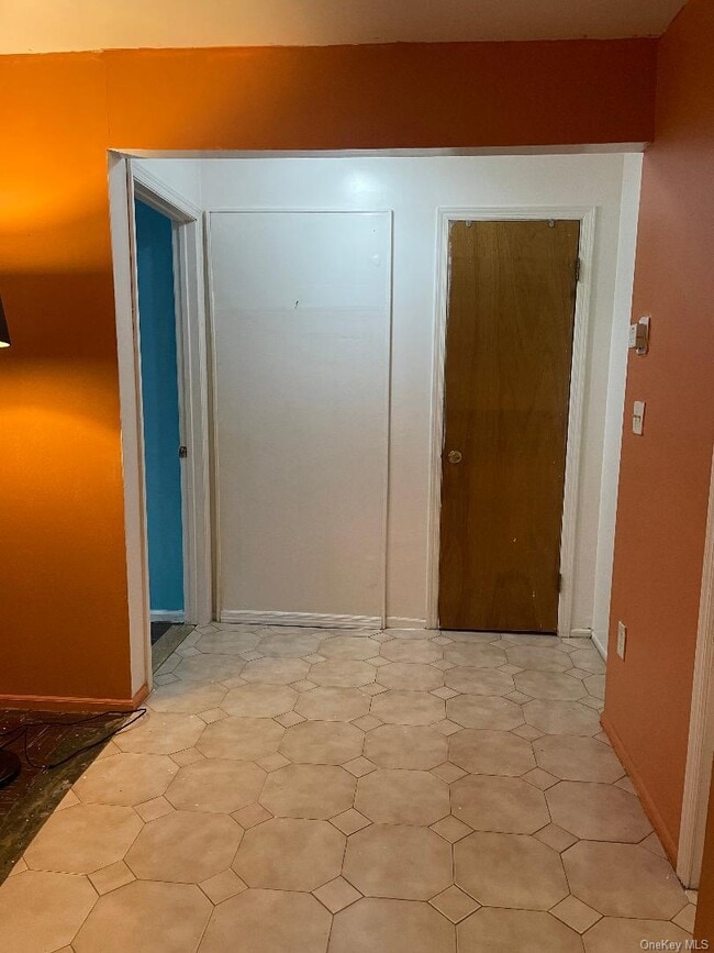 Building Photo - 2 Twin Ct