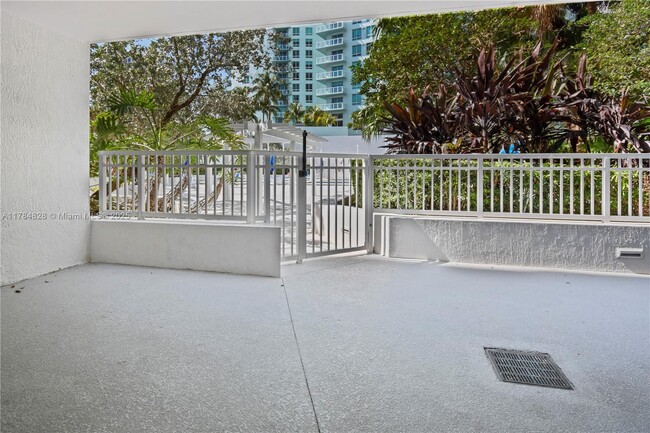 Building Photo - 1800 N Bayshore Dr