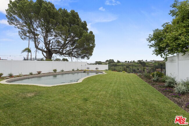 Building Photo - 4444 Don Felipe Dr