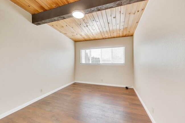 Building Photo - 22555 Linden St