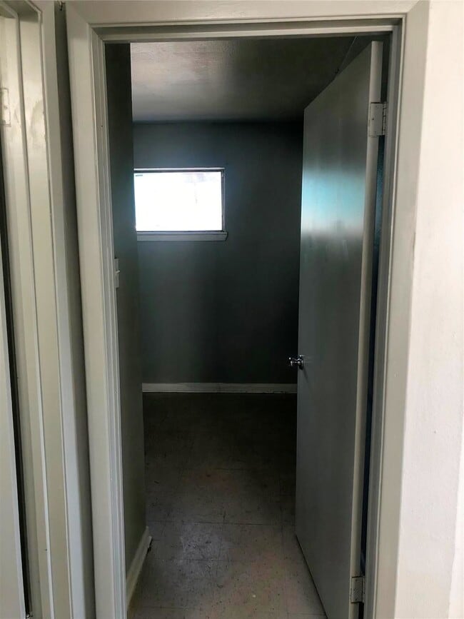 Building Photo - 404 James St