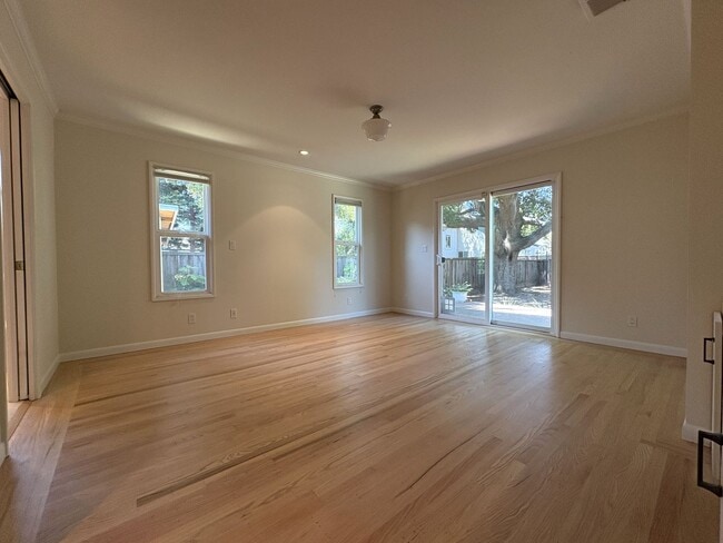 Building Photo - Beautiful 4BD/2BA Menlo Park Home with Lar...