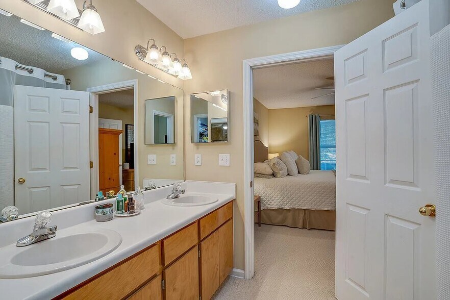 Building Photo - 3498 Chatelaine Ct