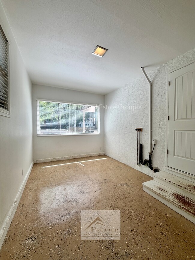 Building Photo - 17 Alsace Way