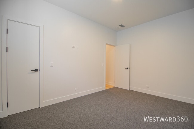 Building Photo - 2042 W Washington Blvd