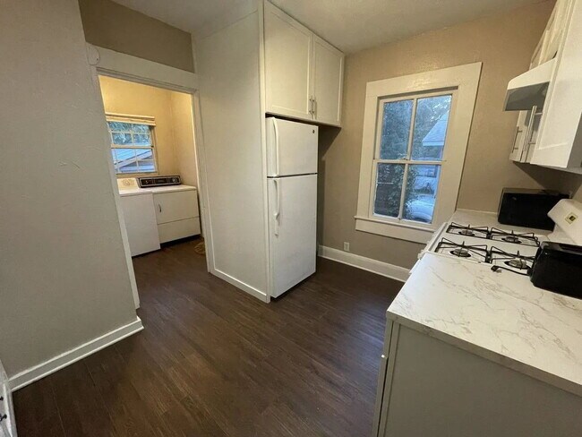 Building Photo - Affordable 1/1 next to Cascades Park!