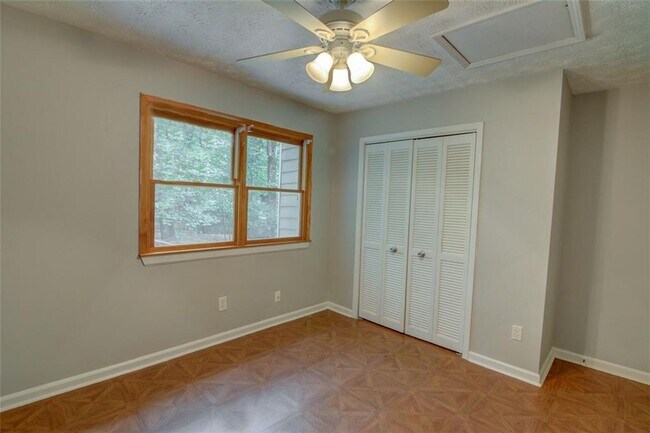 Building Photo - 639 Lakeshore Dr NW