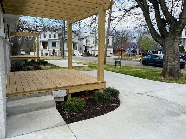 Building Photo - Cute Renovated 2 Bedroom Duplex in East Nashville!