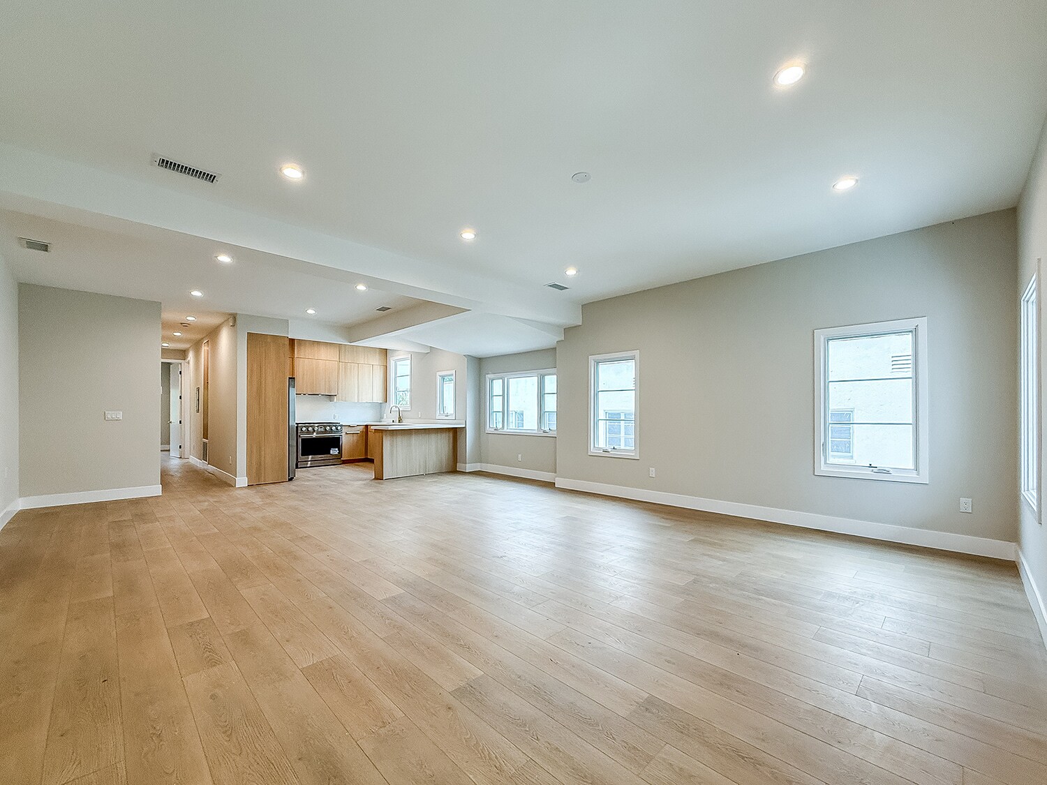 Building Photo - 150 N Arnaz Dr