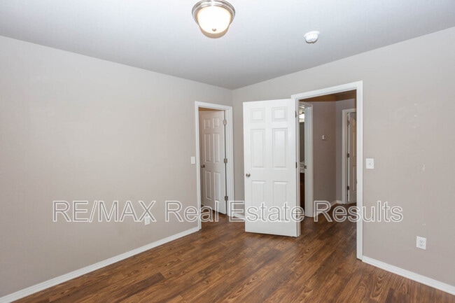 Building Photo - 5411 SW Cherry Creek Rd