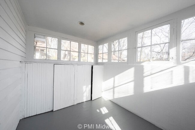 Building Photo - "Charming 2-Bed Home with Gleaming Hardwoo...