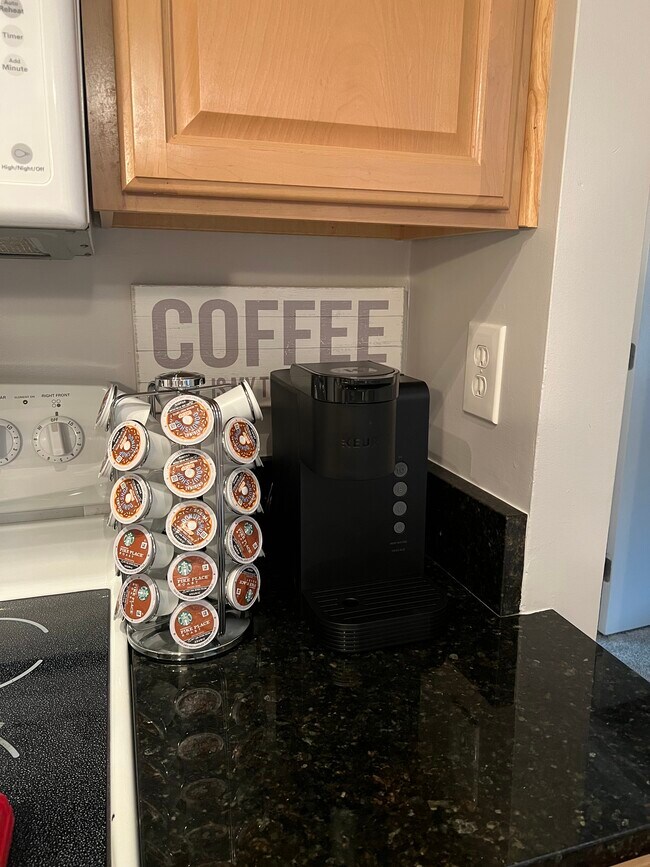 Building Photo - 5803 Royal Ridge Dr