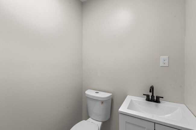 Building Photo - 707 S Bethel St