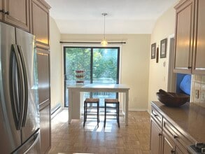 Building Photo - 1023 Heritage Vlg