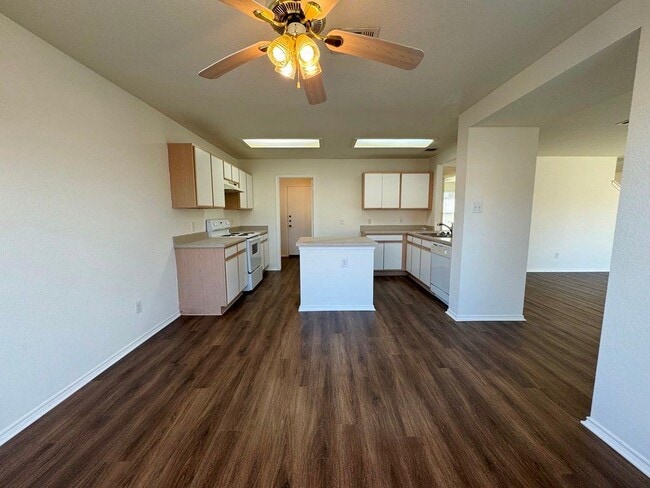 Building Photo - 2013 Rim Rock Dr