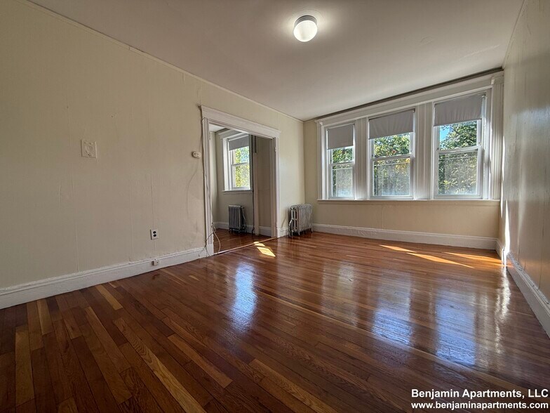 Building Photo - 165 Park Dr