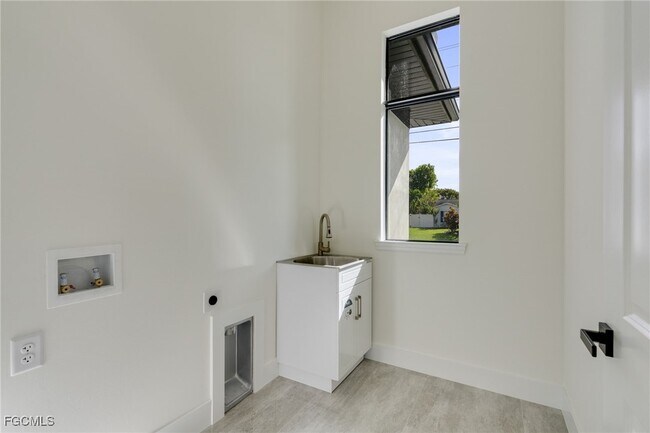 Building Photo - 153 SE 21st St