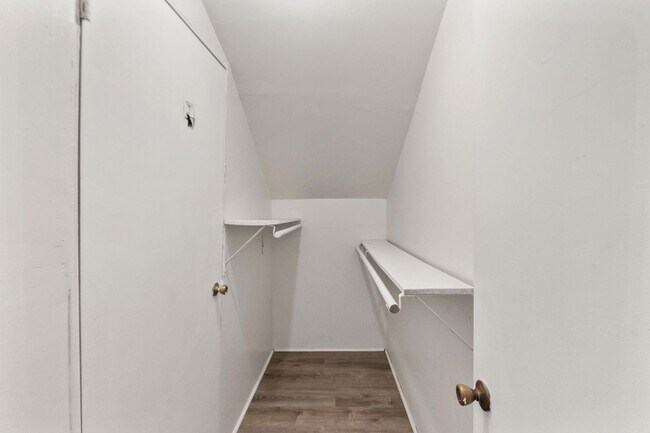 Building Photo - 1402 Oakmeadows Cove