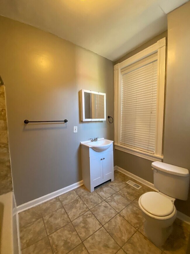Building Photo - Get it while it lasts! Spacious 4 Bedroom ...