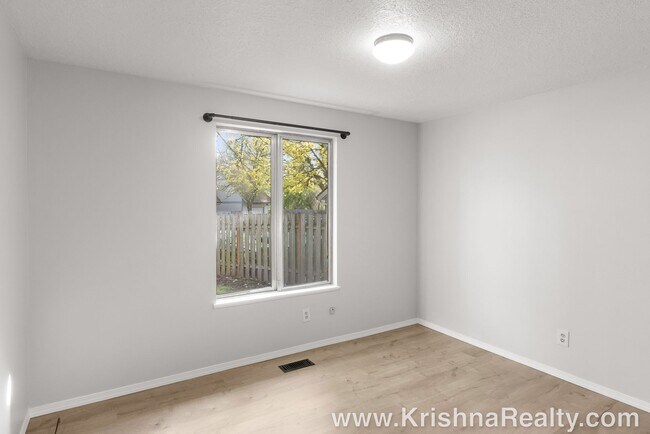 Building Photo - Charming 3 Bedroom | 2 Bathroom Duplex | Private Backyard | Near Washington Square Mall