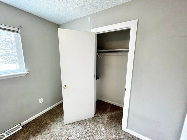 Building Photo - New on the Market! Charming 3-Bed, 1.5-Bat...