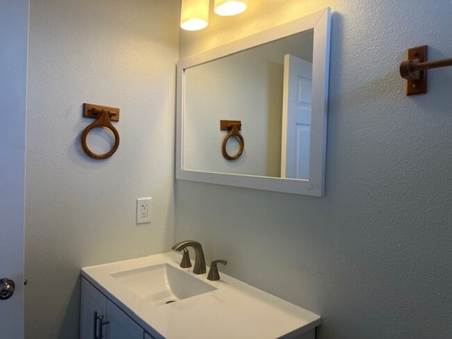 Building Photo - Pet friendly 3 bedroom / 2 bath home with ...