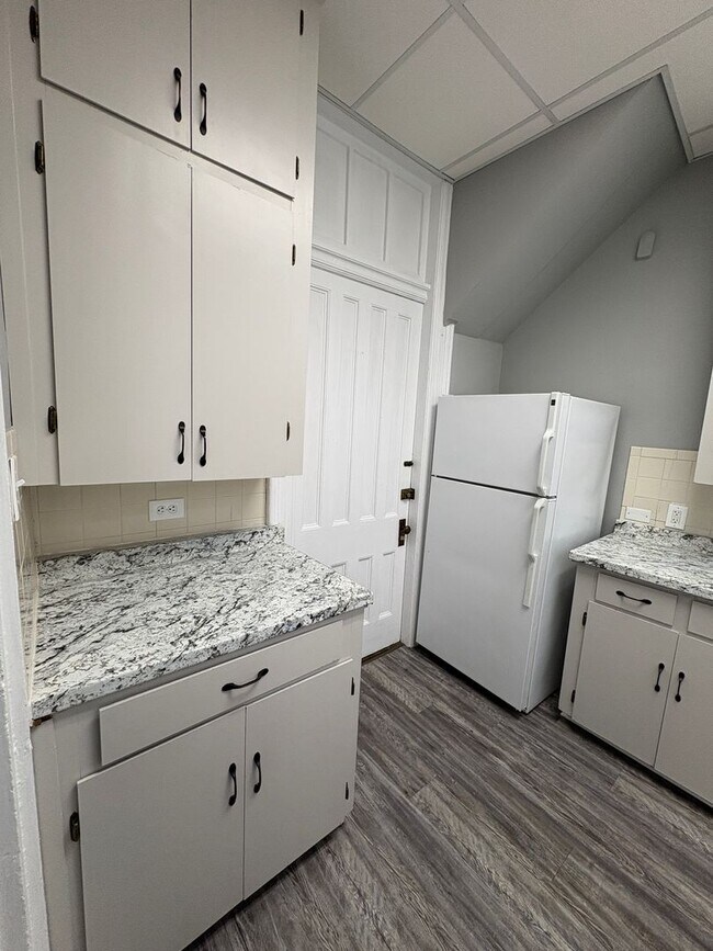 Building Photo - Spacious main level apartment in gorgeous hisotrical house!