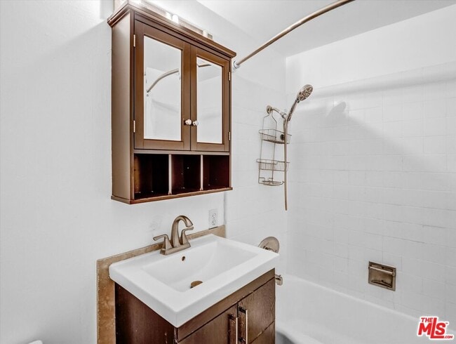 Building Photo - 999 N Doheny Dr