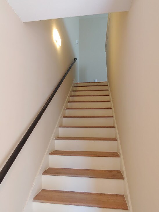Interior staircase - 4926 Weeping Willow Rd