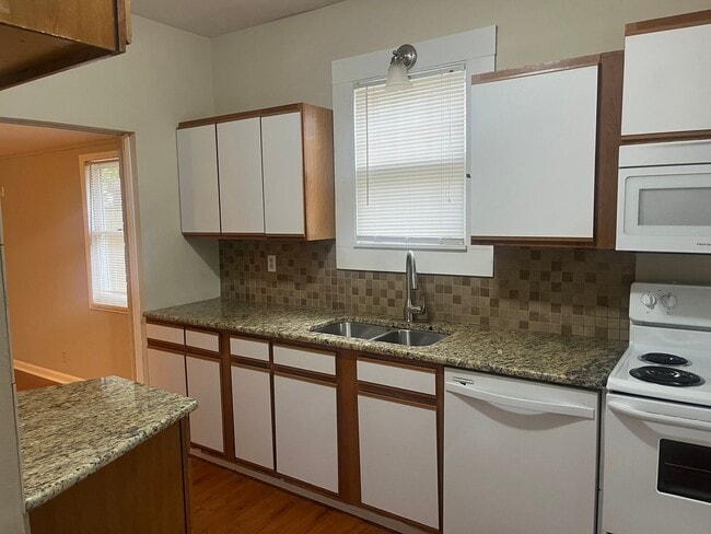 Building Photo - Pretty Condo In Highly Desirable Neighborhood