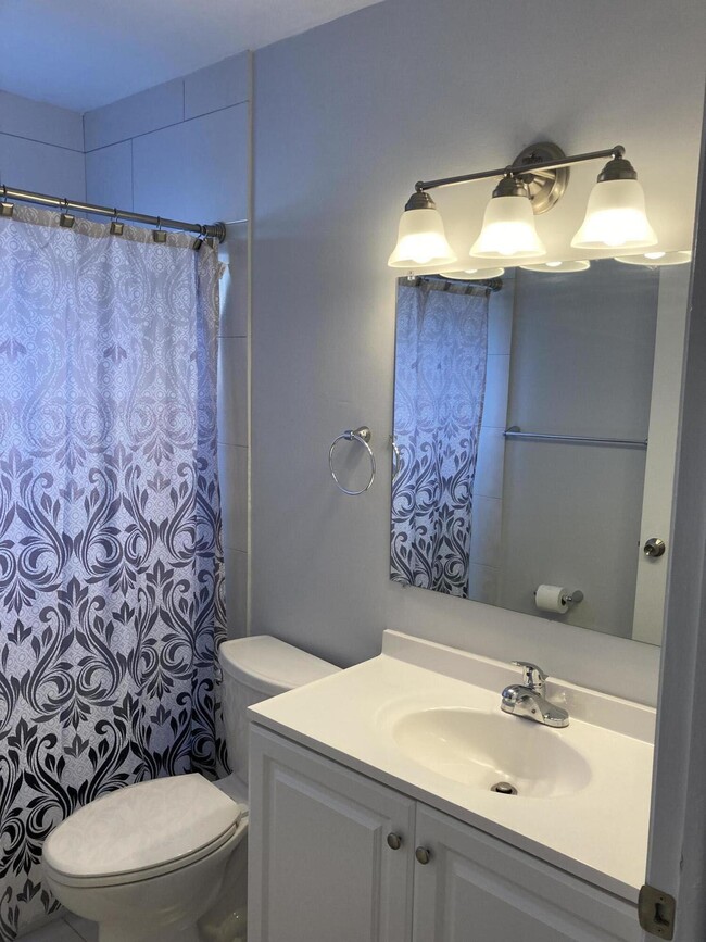 Building Photo - 625 Oak St