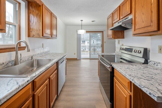 Building Photo - 1911 Cambridge Manor Dr