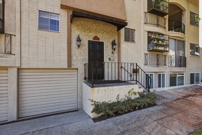 Building Photo - HUGE 2 bed 2 bath in Prime Santa Monica!