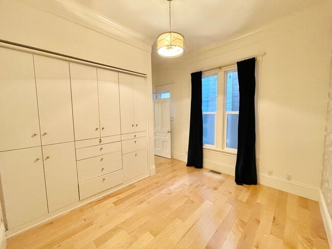Building Photo - Super Charming NOPA Condo! Parking! Laundr...
