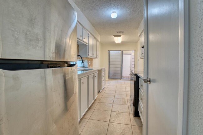 Building Photo - 5860 Sampley Way
