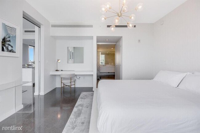 Building Photo - 220 21st St