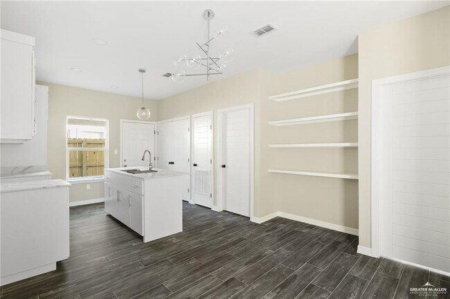 Building Photo - 13 Notre Dame Ave