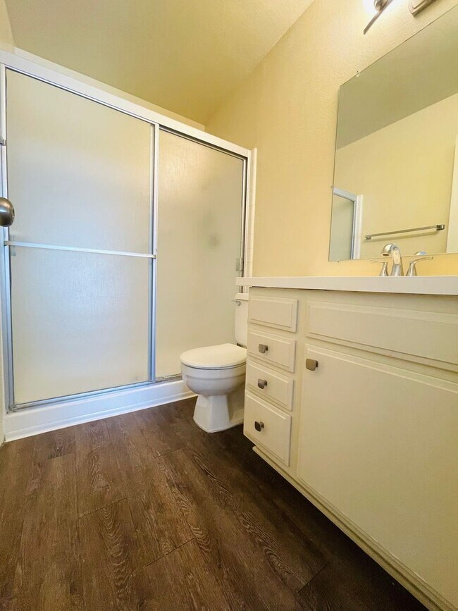 Building Photo - Spacious 2-bedroom, 2-bathroom condo featu...