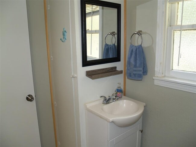 Building Photo - 11131 Woodside Dr
