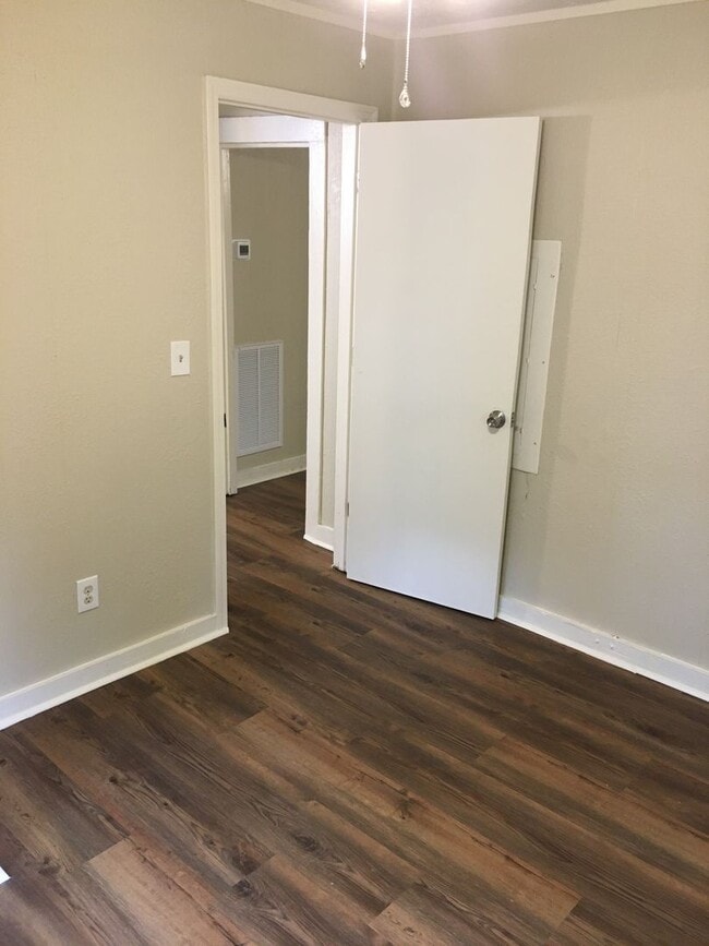 Building Photo - 2/1 House in North Rome $900