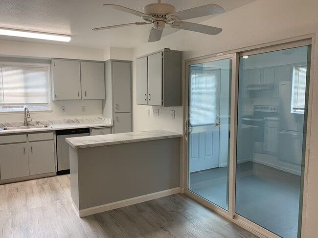 Building Photo - Super clean and move-in ready 3 Bedroom, 2 Bath!!