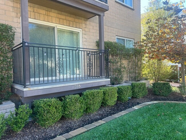 Building Photo - Great Location | Fully Furnished | Pool