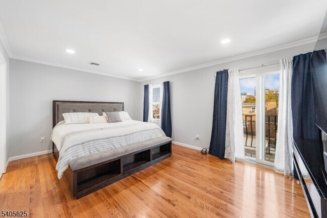 Building Photo - 118 Race St