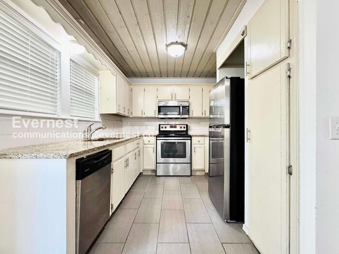 Building Photo - 5117 S Lions Ave