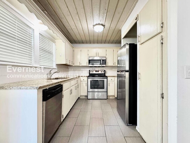 Building Photo - 3 Bed/1.5 Bath Home with Garage / Pet-Frie...