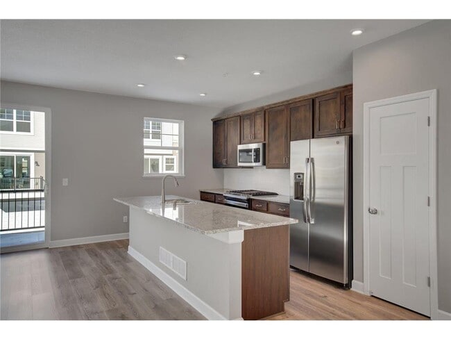 Building Photo - 855 Roselyn Dr