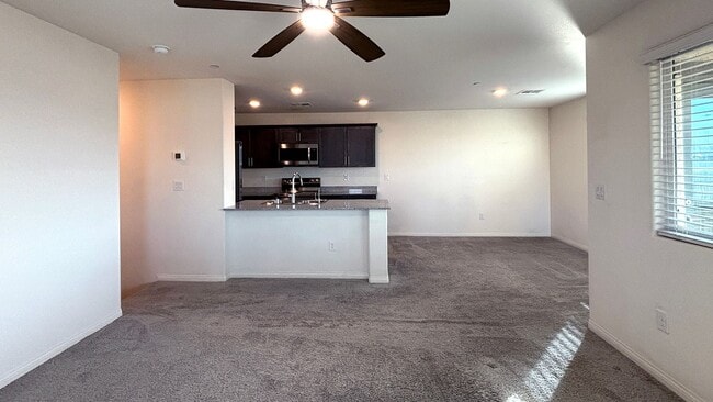 Building Photo - Wonderful 3 Bedroom townhouse with a 1 car garage - 3 levels located in North Las Vegas