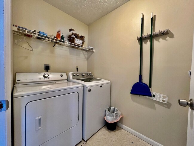 Building Photo - Great corporate furnished rental- close to everything.