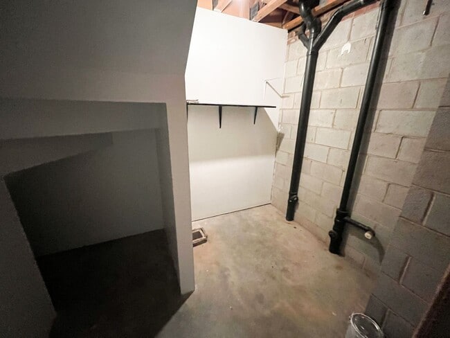 Building Photo - Beautiful 3-story 2 bedroom, 2 1/2 bathroom townhome in Winston Salem